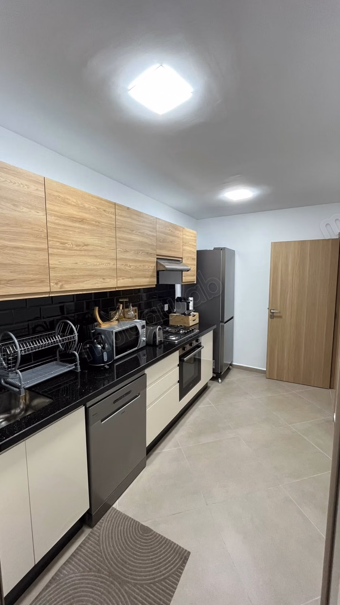 Bellissimo appartamento in affitto ad Al Khiyam. Superficie totale di 70 m². Residenza sicura dotata di un sistema di ricezione di canali satellitari.