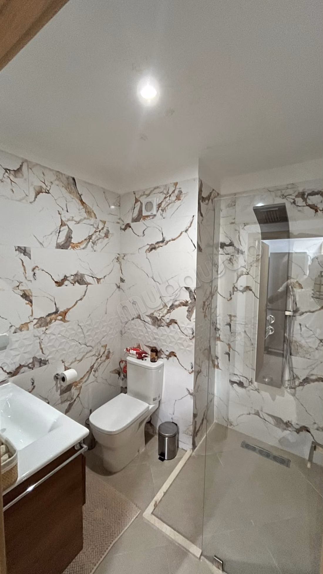 Bellissimo appartamento in affitto ad Al Khiyam. Superficie totale di 70 m². Residenza sicura dotata di un sistema di ricezione di canali satellitari.