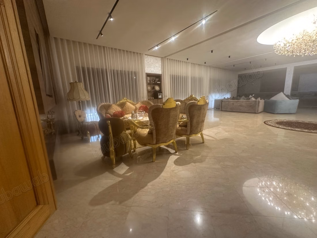 Vente villa de luxe à El Menzeh.
Surface totale 13000 m².
Meublé