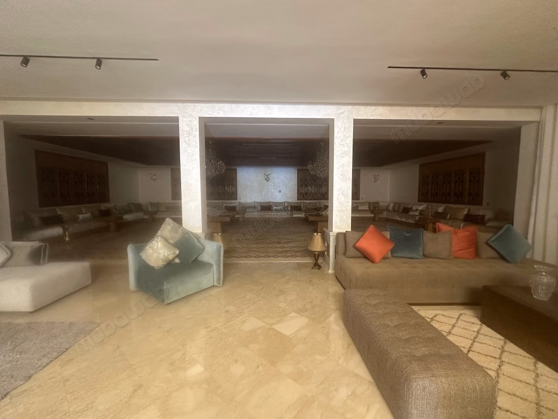 Vente villa de luxe à El Menzeh.
Surface totale 13000 m².
Meublé