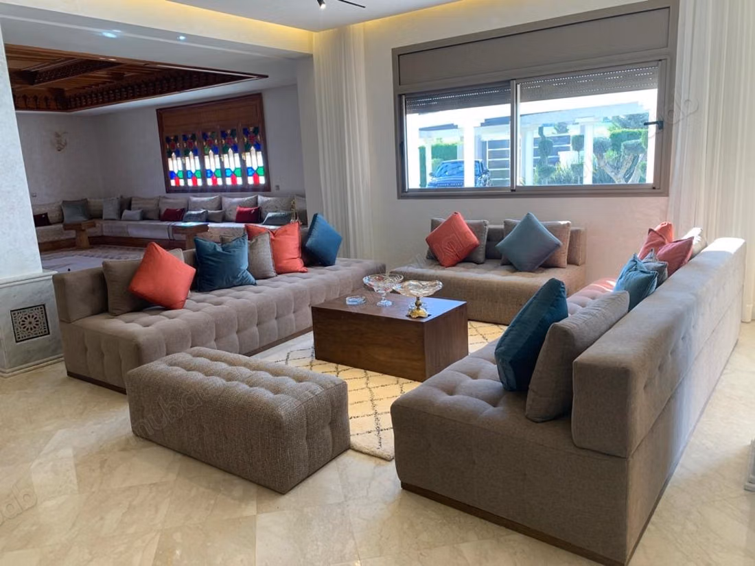 Vente villa de luxe à El Menzeh.
Surface totale 13000 m².
Meublé