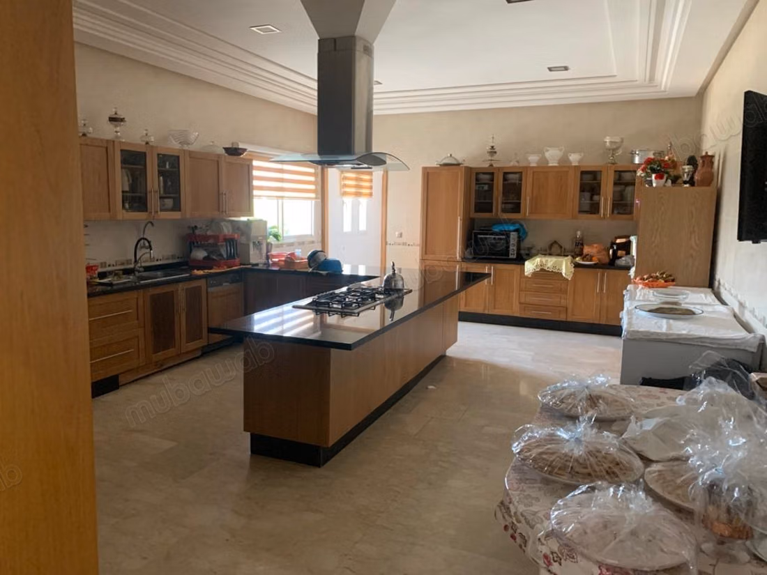Vente villa de luxe à El Menzeh.
Surface totale 13000 m².
Meublé