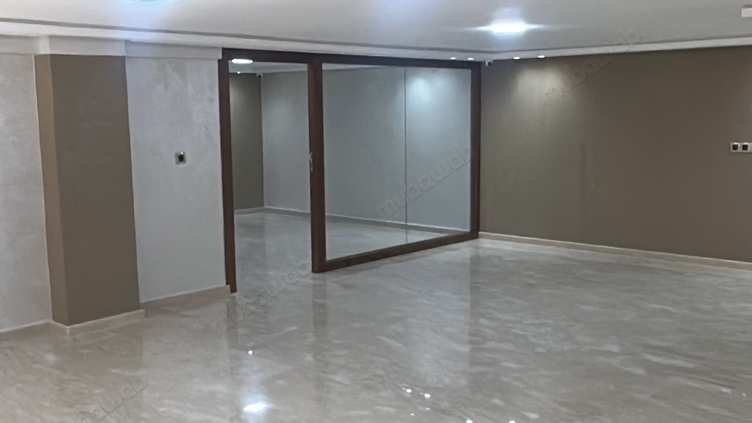 Louez le local idéal à Oasis sud. Surface totale 161 m². Air conditionné