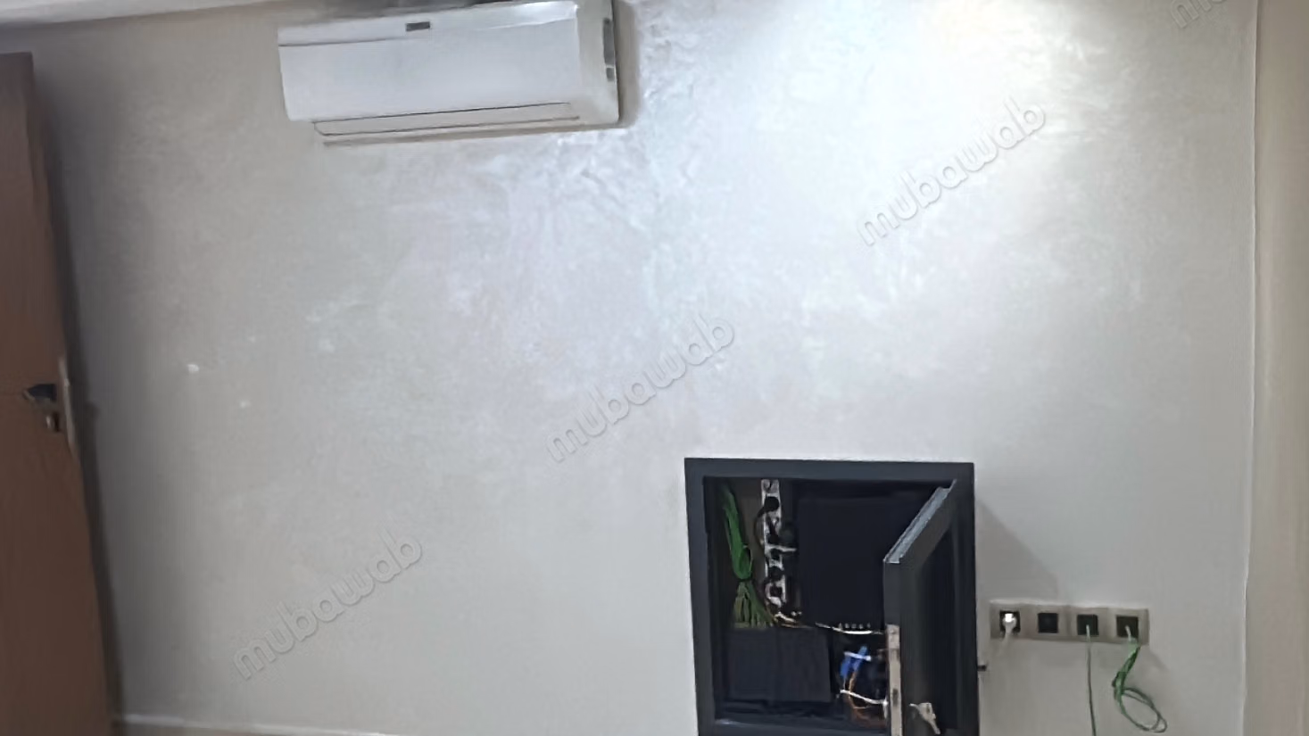 Louez le local idéal à Oasis sud. Surface totale 161 m². Air conditionné