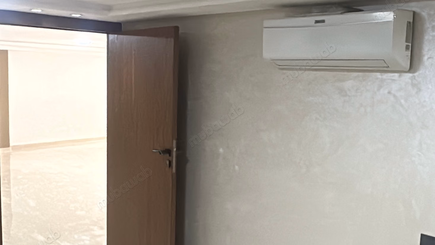 Louez le local idéal à Oasis sud. Surface totale 161 m². Air conditionné