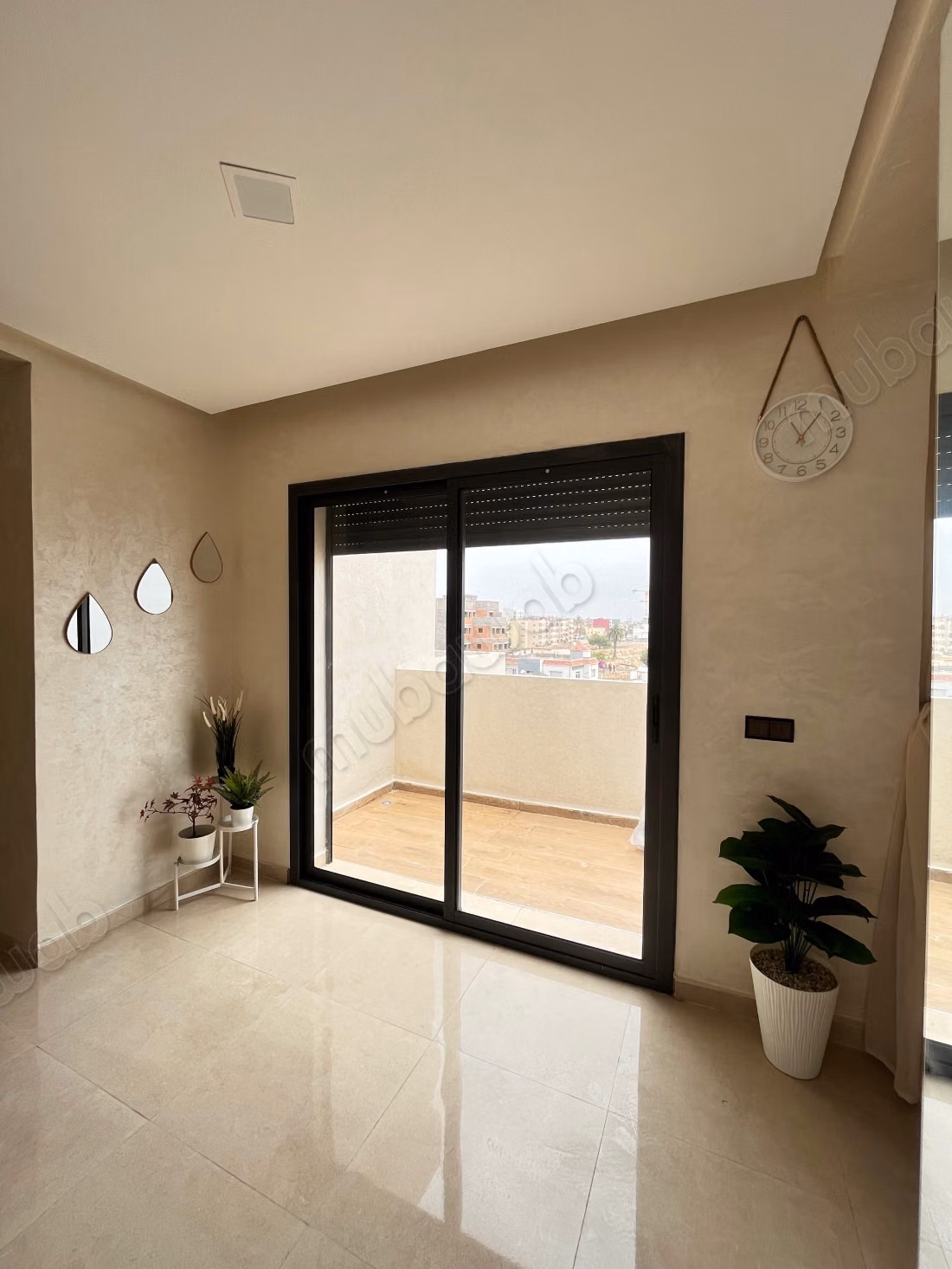Superbe appartement à louer à Aïn Sebaâ. 
1 chambre. 
Meublé