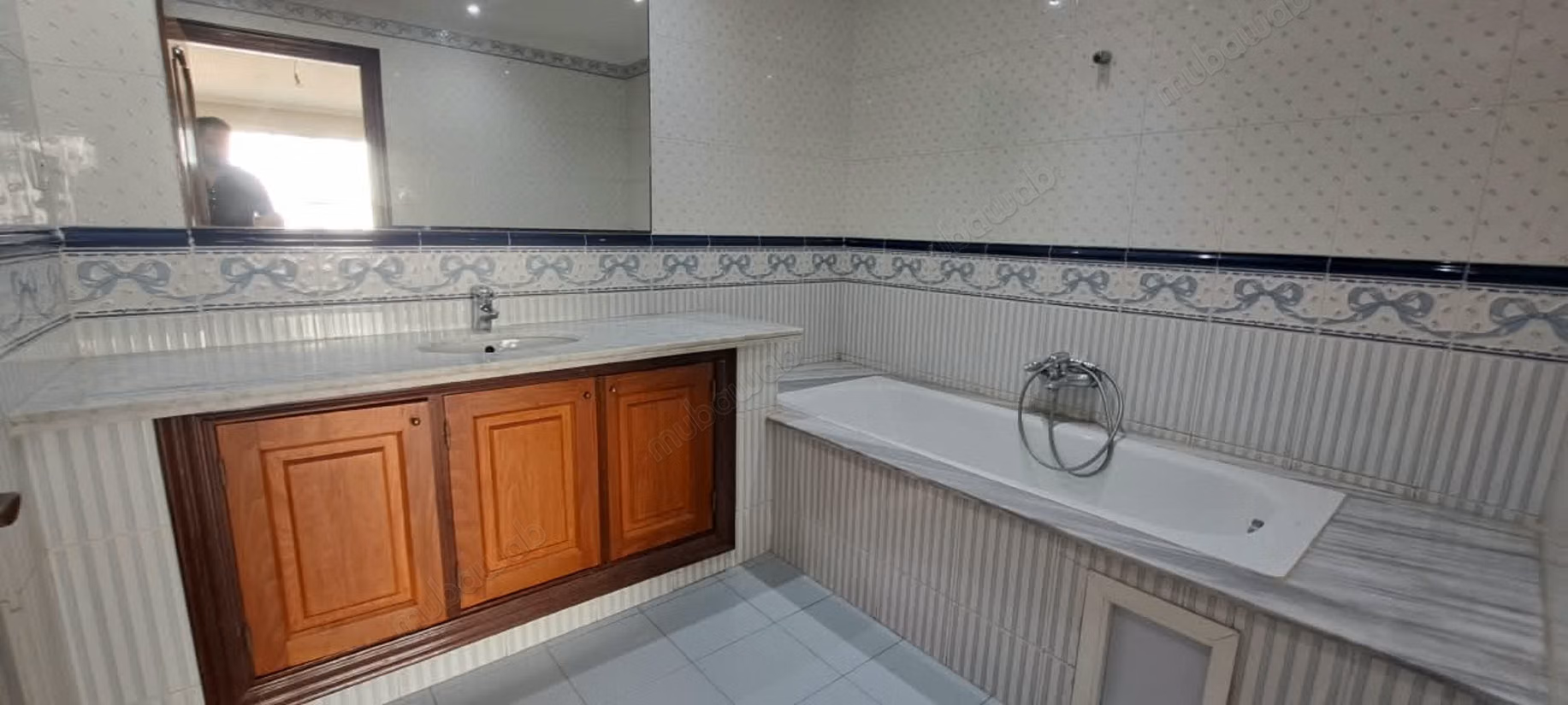 Tres grand appartement location vide a ain diab
