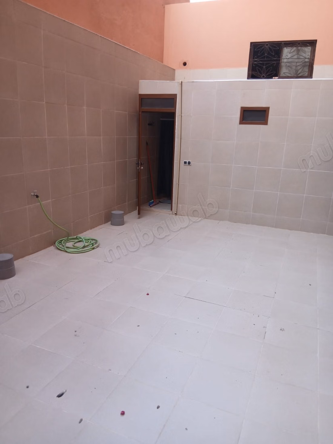 Spacious empty apartment with a courtyard at Victor Hugo