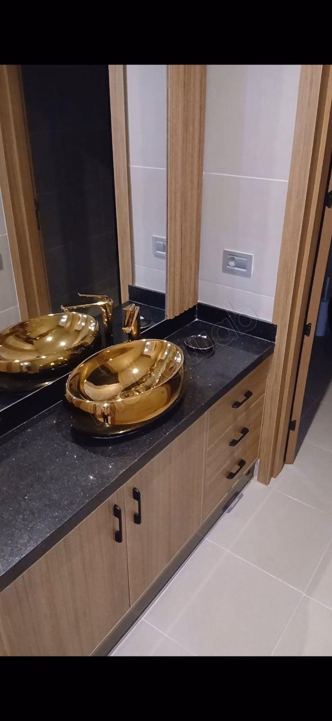 Spacious empty apartment with a courtyard at Victor Hugo