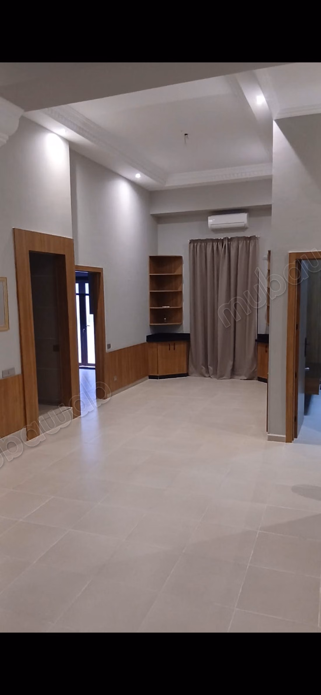 Spacious empty apartment with a courtyard at Victor Hugo