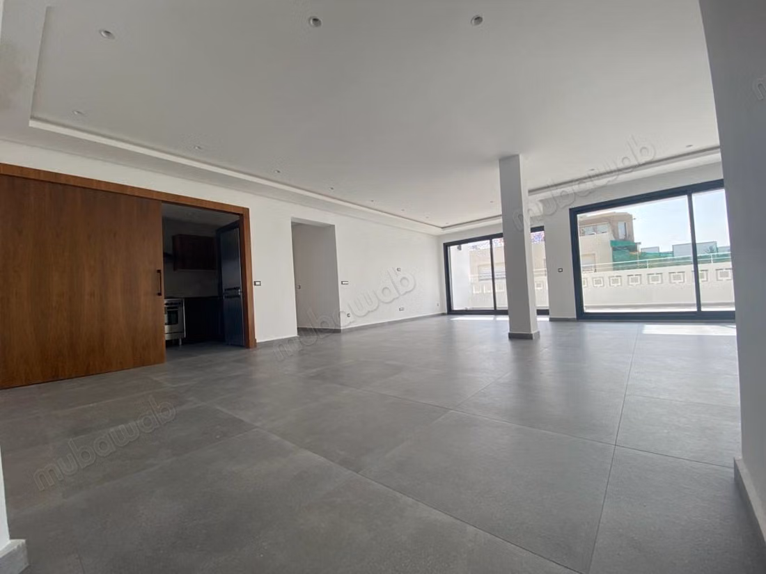 Location d'un appartement à Riyad. 4 pièces. Ascenseur et terrasse