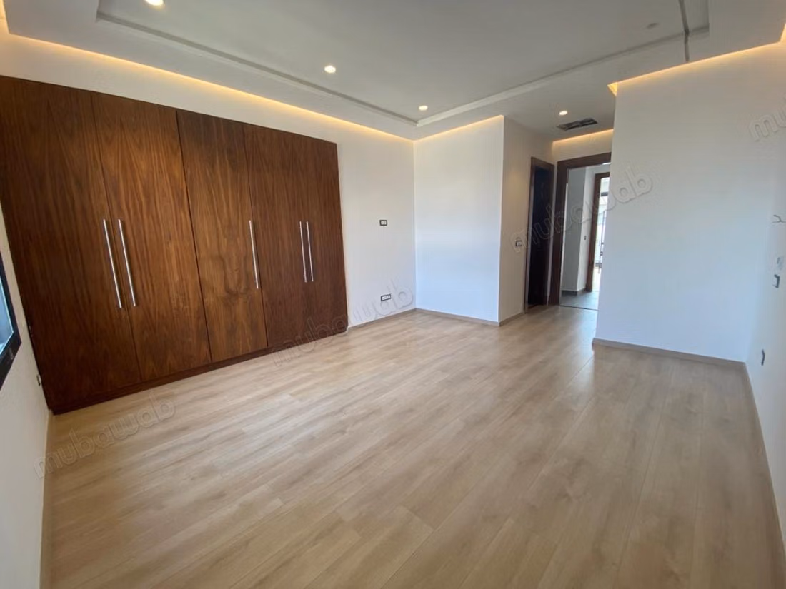 Location d'un appartement à Riyad. 4 pièces. Ascenseur et terrasse