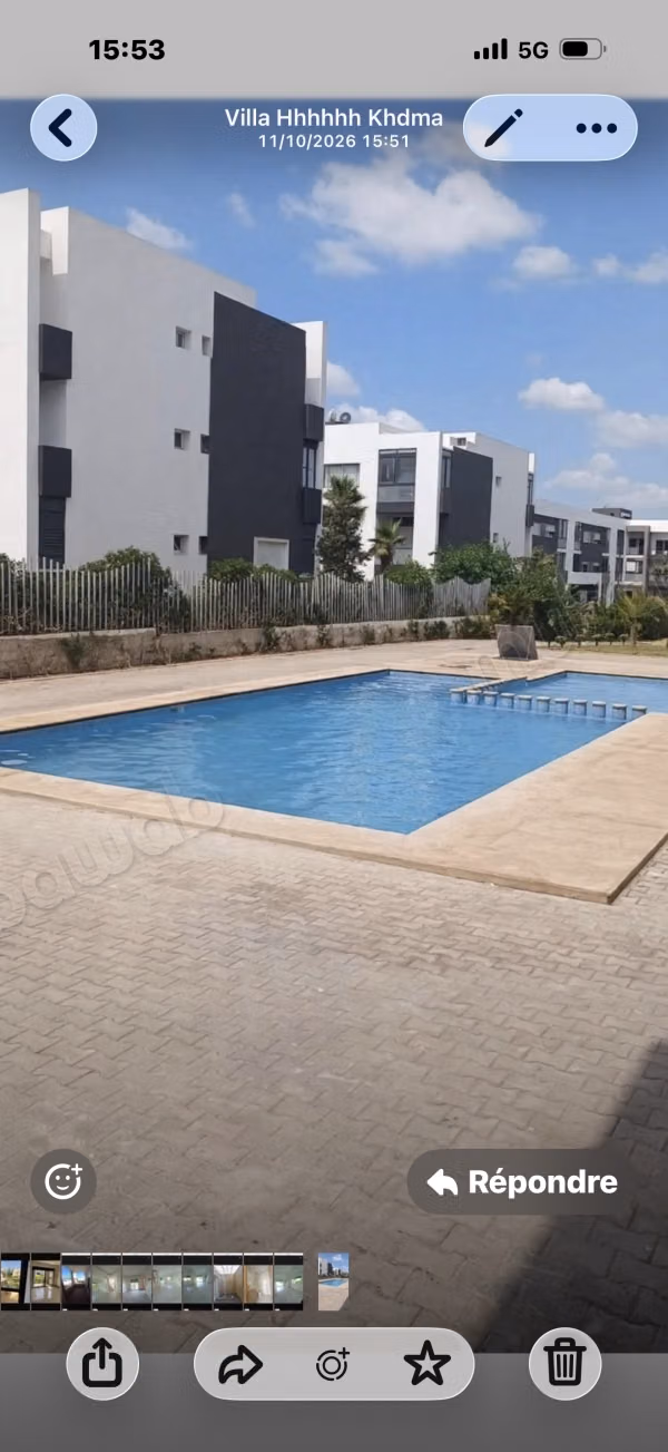 Maison de luxe à louer à Harhoura. 
Surface totale 260 m². 
Porte blindée, salon marocain