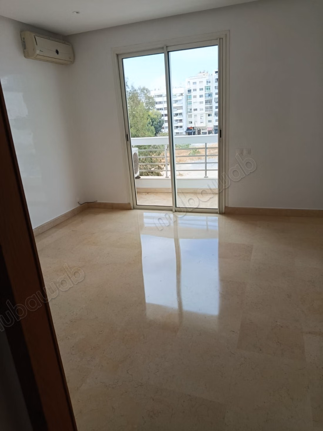 Location d'un appartement à Racine. 
3 pièces. 
Parking et terrasse
