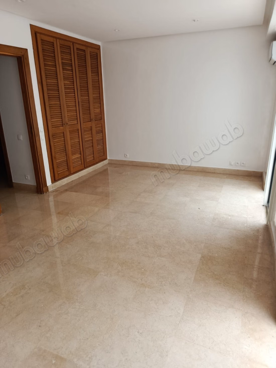 Location d'un appartement à Racine. 
3 pièces. 
Parking et terrasse