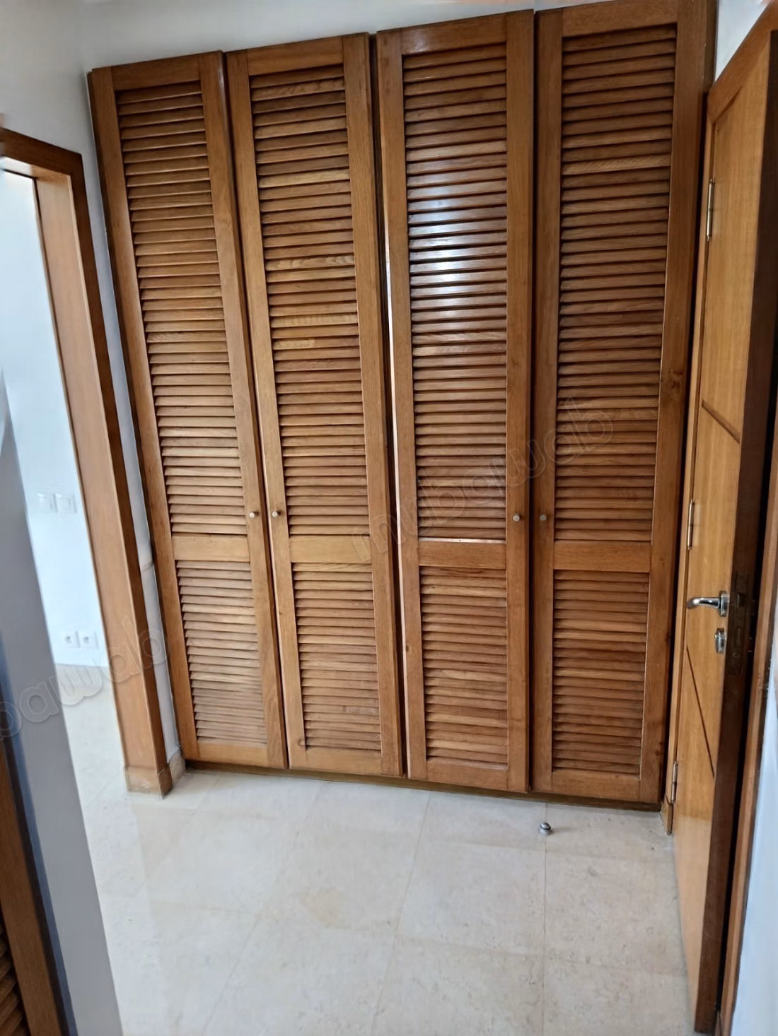 Location d'un appartement à Racine. 
3 pièces. 
Parking et terrasse