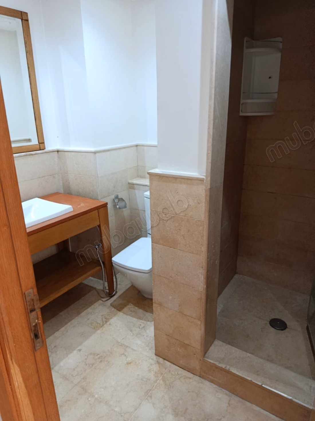 Location d'un appartement à Racine. 
3 pièces. 
Parking et terrasse