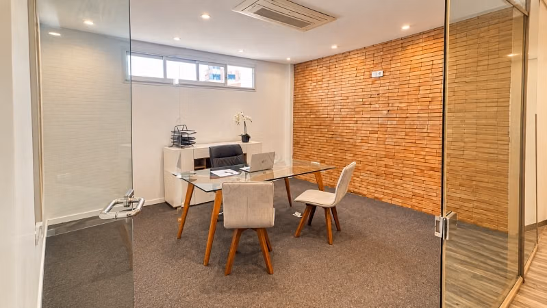 Bureaux entièrement aménagés & équipés – racine