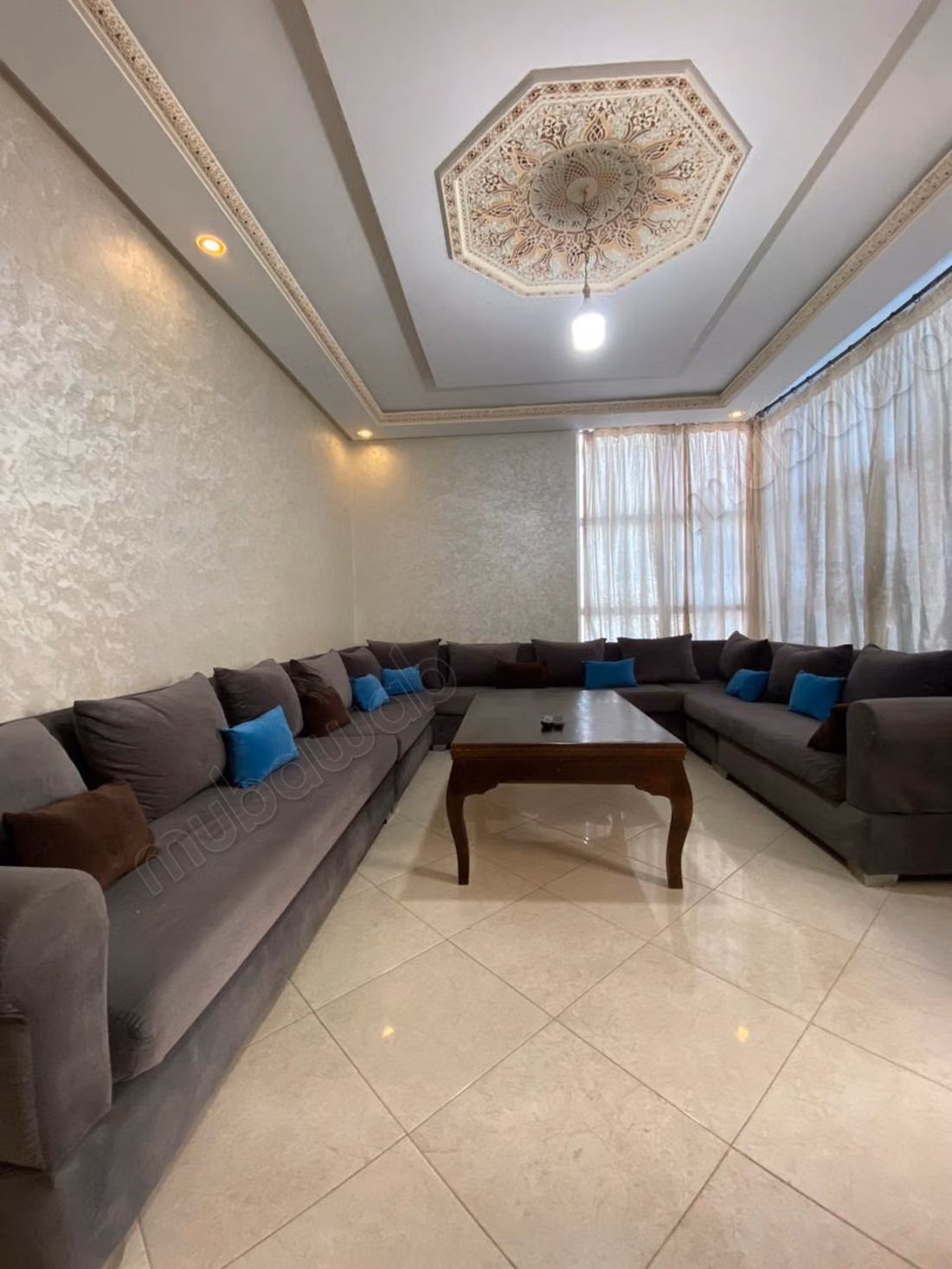 Bel appartement à louer. Superficie totale 95 m². Unité de stockage