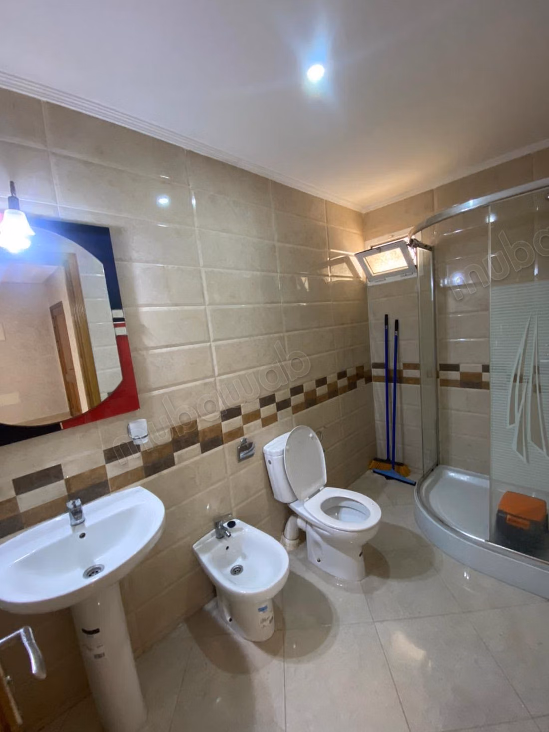 Bel appartement à louer. Superficie totale 95 m². Unité de stockage