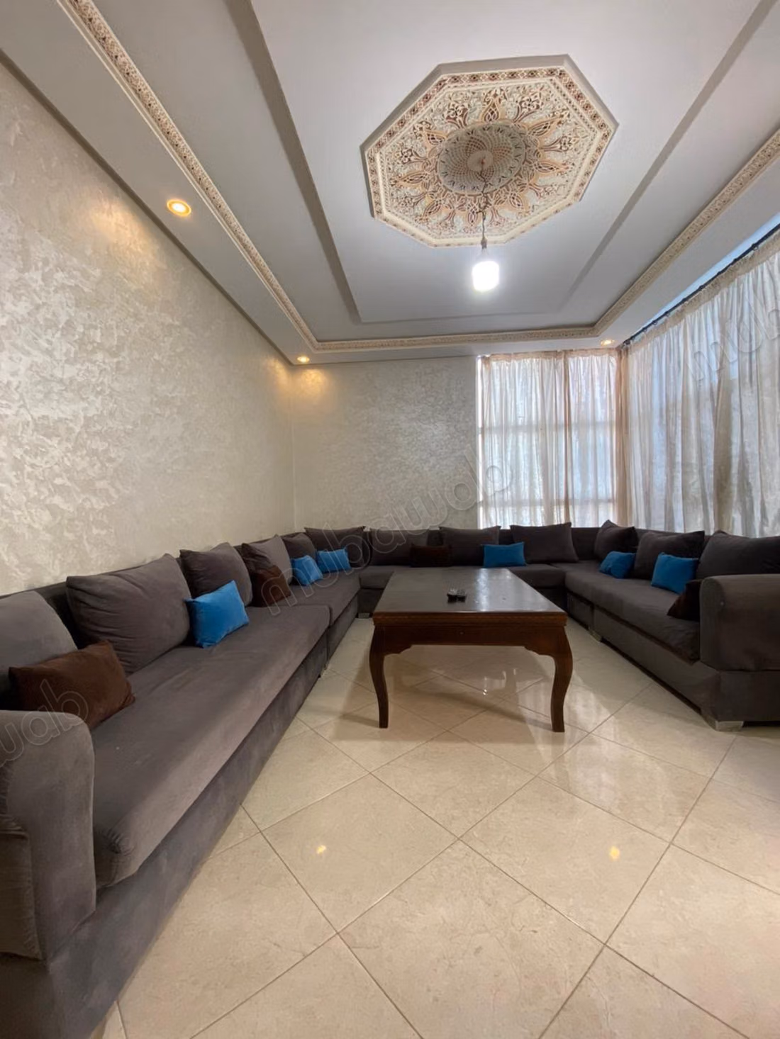 Bel appartement à louer. Superficie totale 95 m². Unité de stockage