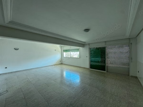 Apartment for rent in Agdal. 4 comfortable rooms. Traditional living room, general satellite dish
