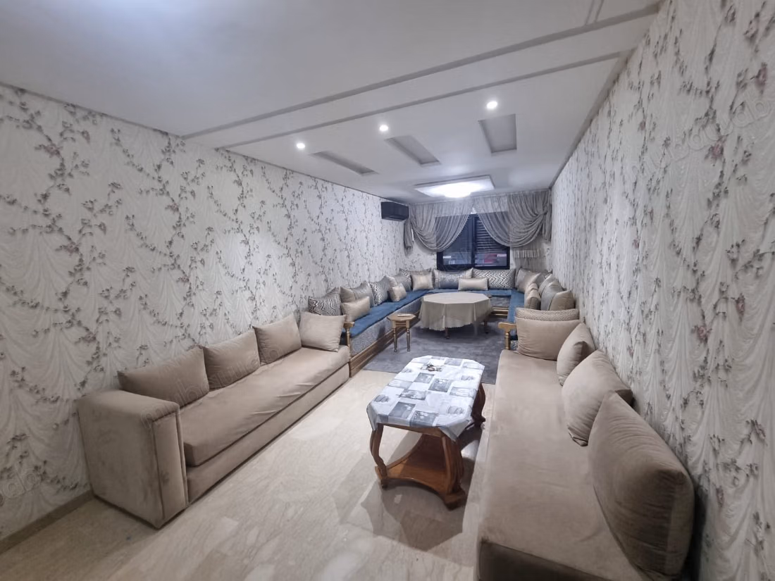 Alquiler de un apartamento en Hivernage. 2 habitaciones. Aire acondicionado y piscina