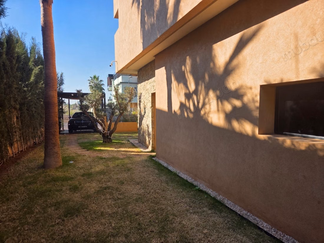 Stunning villa for sale on Route de Tahanaout. Area of 479 m². Garden