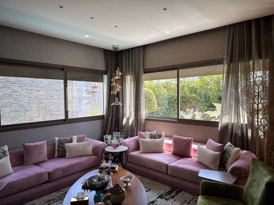 High-end house for sale in Dar Bouazza. Area 39 m². Pool and fireplace