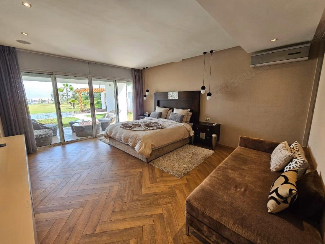 CGI Sale Isolated Villa Front Golf 3 Bedrooms