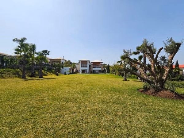 CGI Sale Isolated Villa Front Golf 3 Bedrooms