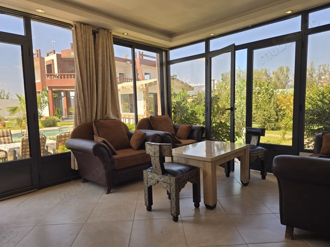 Maison de haut standing à vendre à Ouled Teïma. 7 grandes pièces. Bien meublé