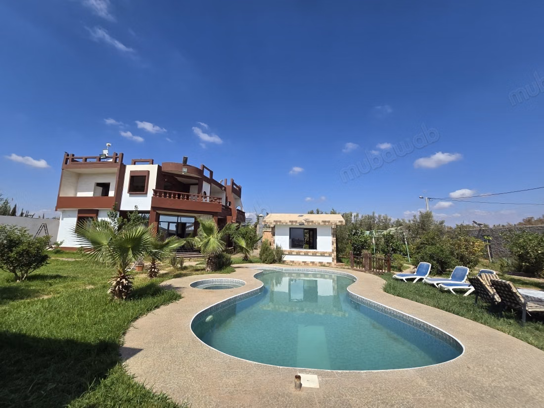 Maison de haut standing à vendre à Ouled Teïma. 7 grandes pièces. Bien meublé