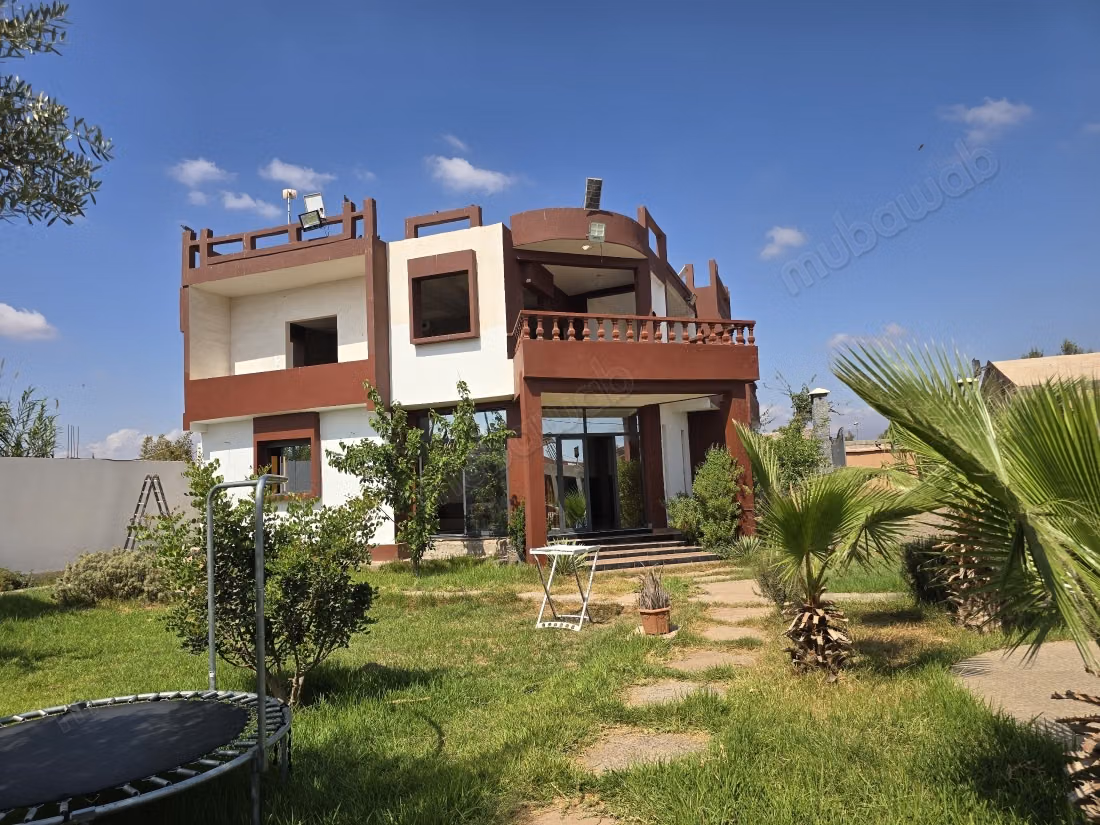 Maison de haut standing à vendre à Ouled Teïma. 7 grandes pièces. Bien meublé