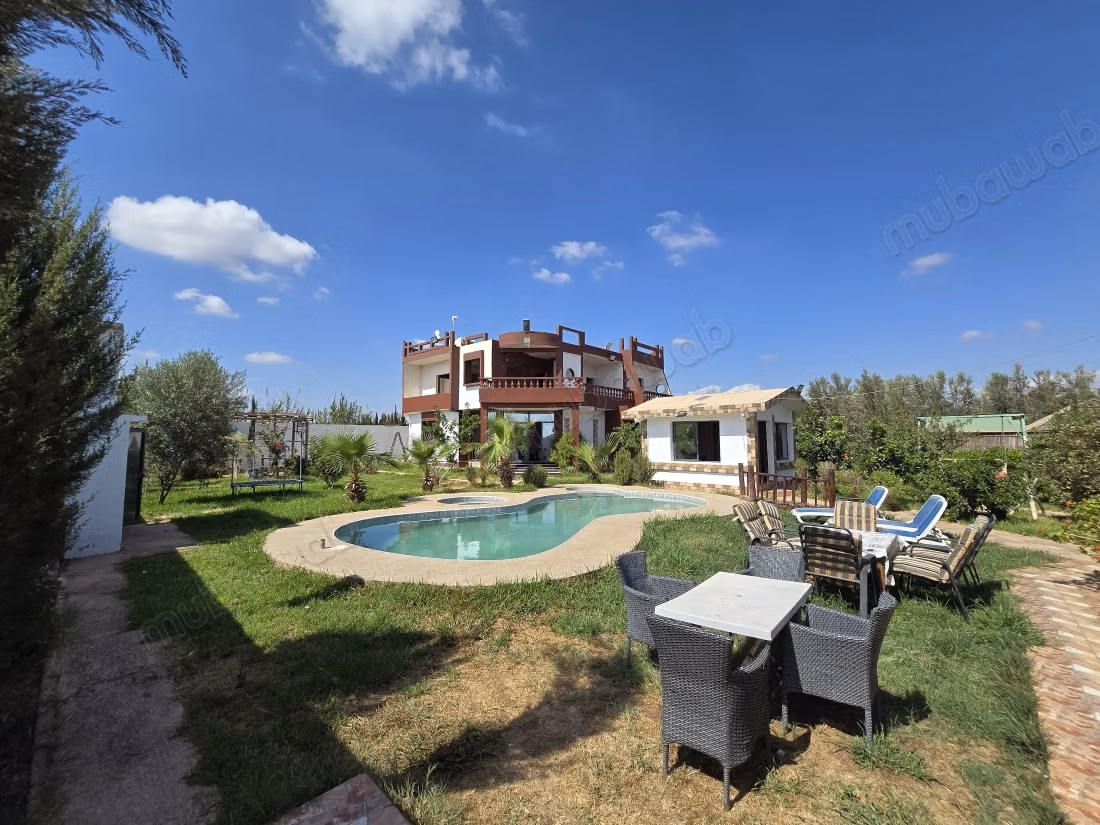 Maison de haut standing à vendre à Ouled Teïma. 7 grandes pièces. Bien meublé