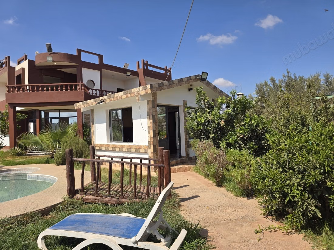 Maison de haut standing à vendre à Ouled Teïma. 7 grandes pièces. Bien meublé