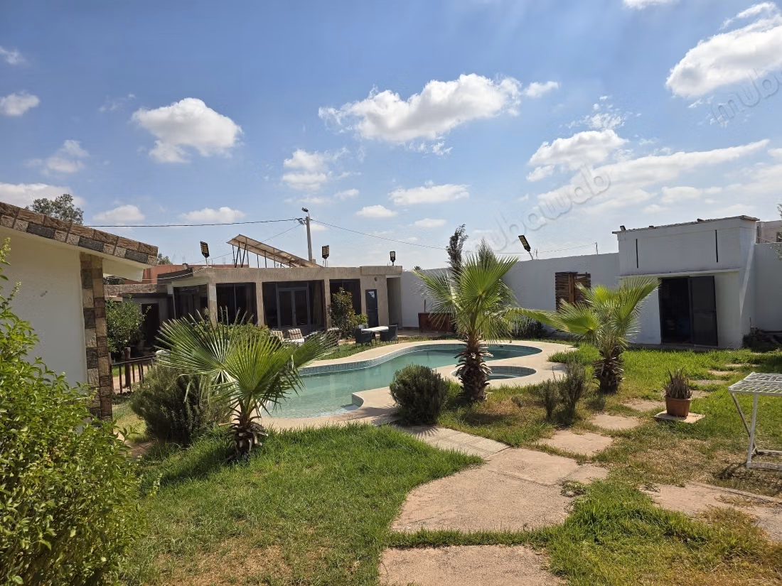 Maison de haut standing à vendre à Ouled Teïma. 7 grandes pièces. Bien meublé