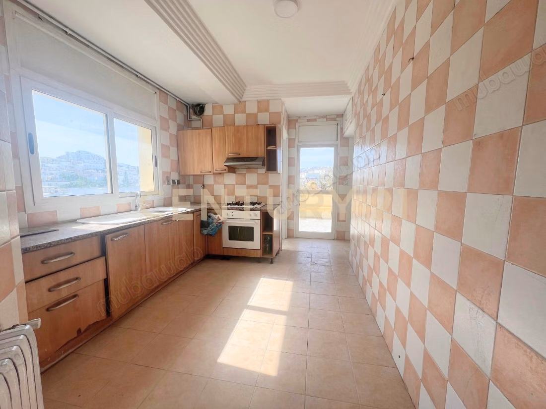 A vendre un s2 avec terrasse à ennasr2