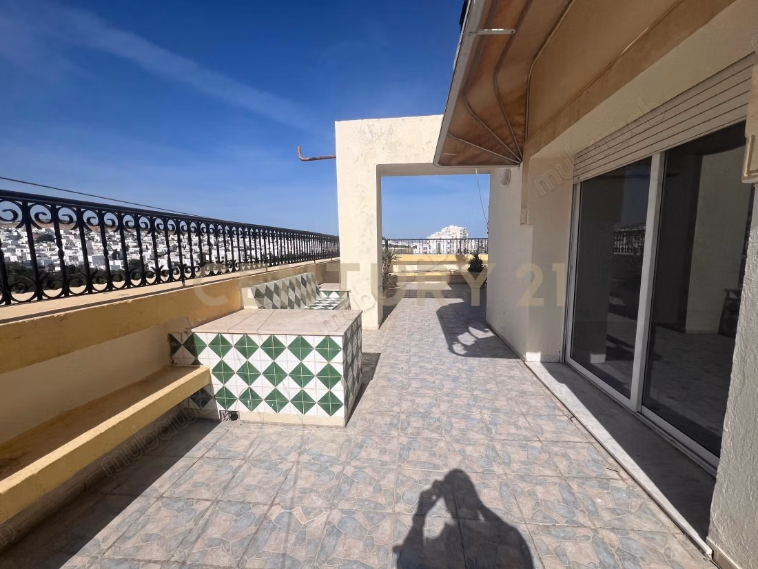 A vendre un s2 avec terrasse à ennasr2