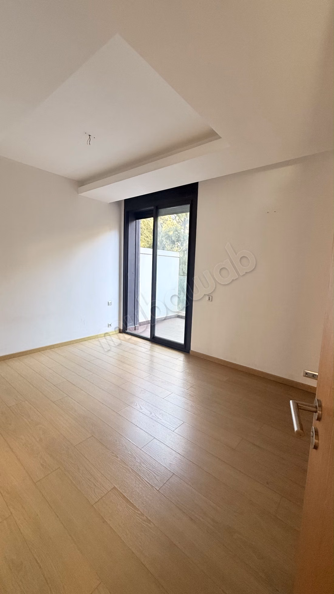 Appartement en location à Souissi. 4 pièces. Antenne parabolique et sécurité