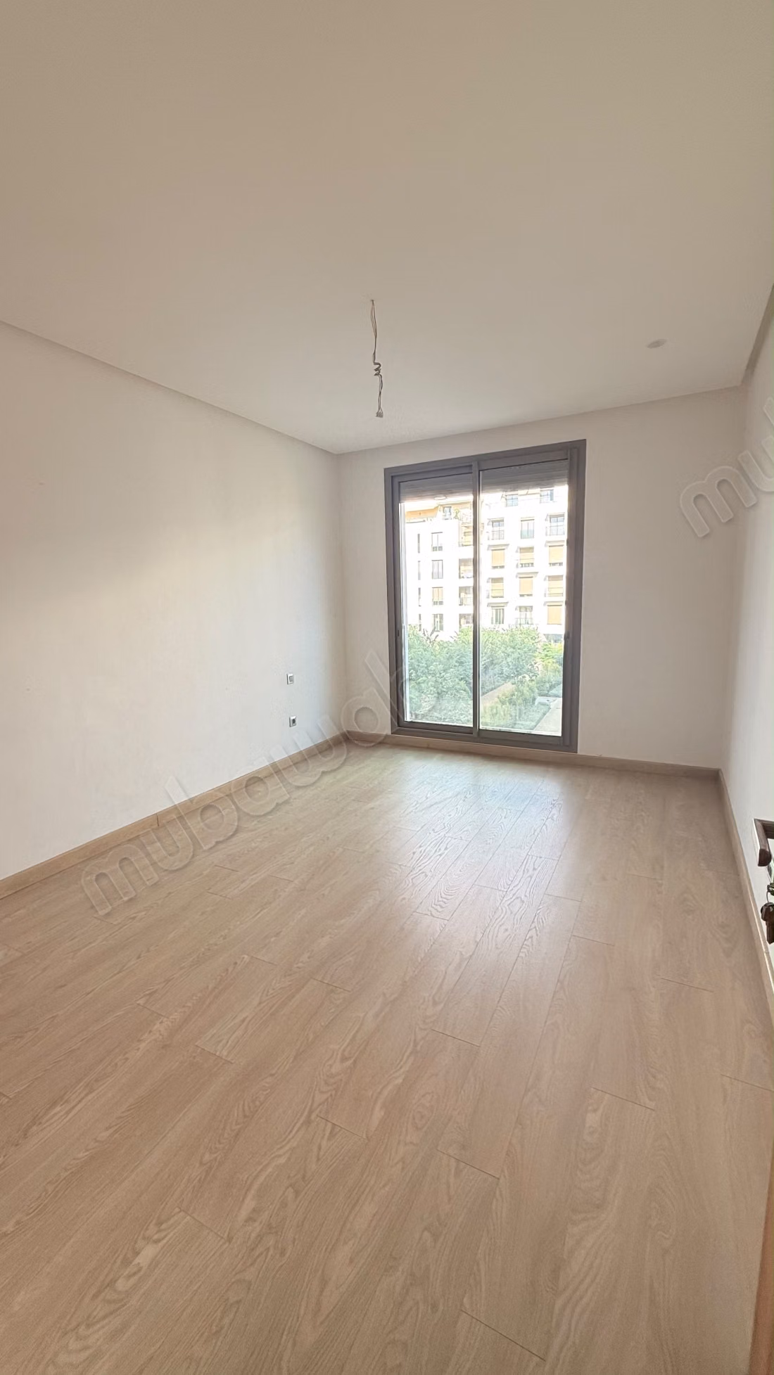 Très bel appartement en location à Souissi. 4 pièces. Antenne parabolique, résidence sécurisée