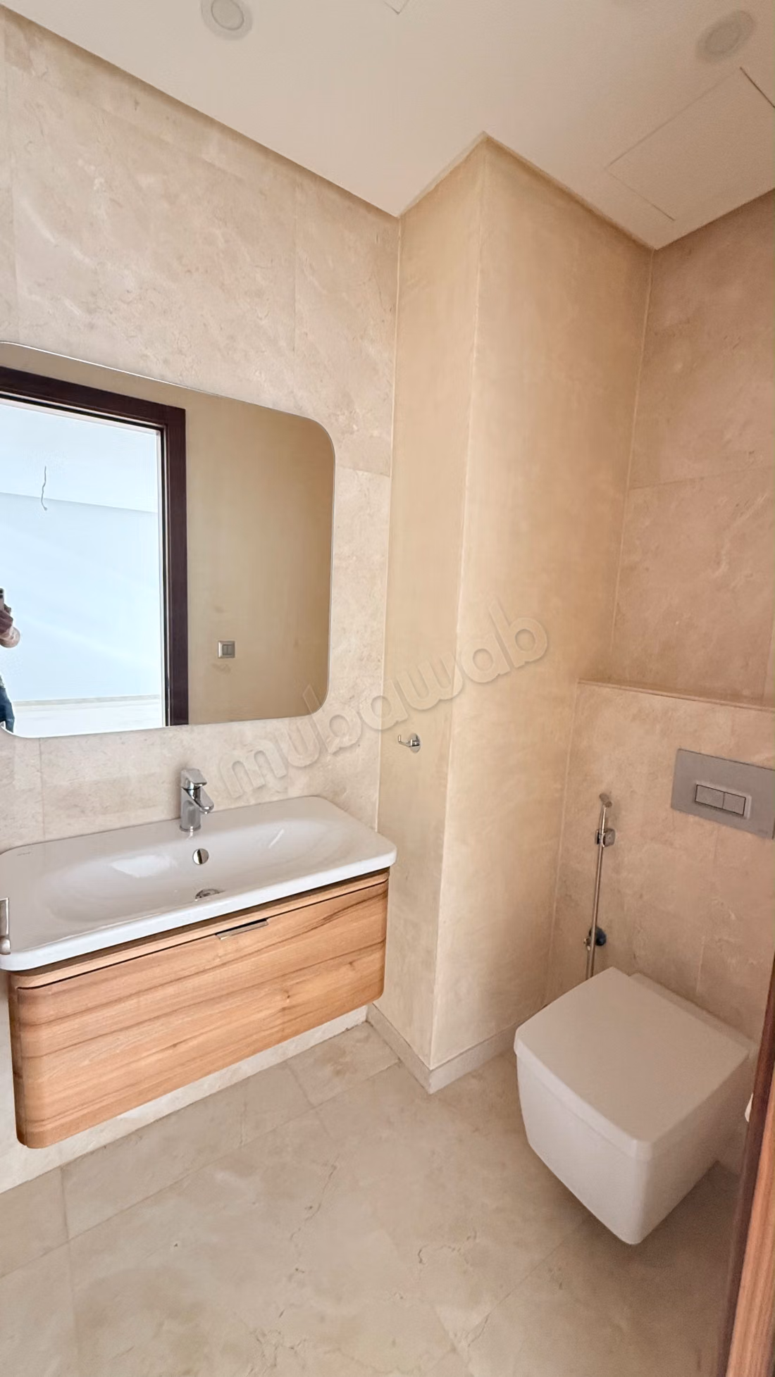 Très bel appartement en location à Souissi. 4 pièces. Antenne parabolique, résidence sécurisée