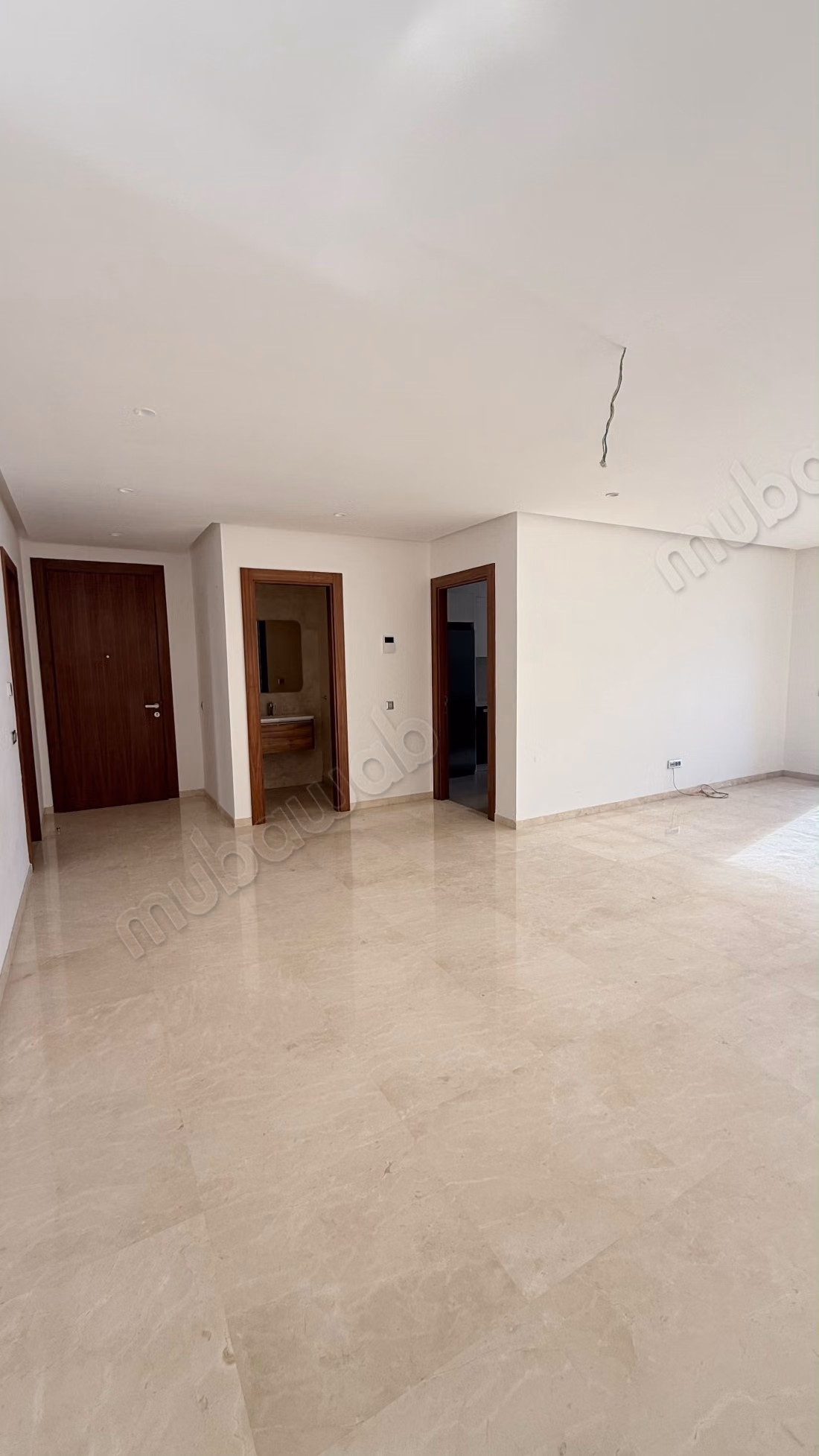 Très bel appartement en location à Souissi. 4 pièces. Antenne parabolique, résidence sécurisée