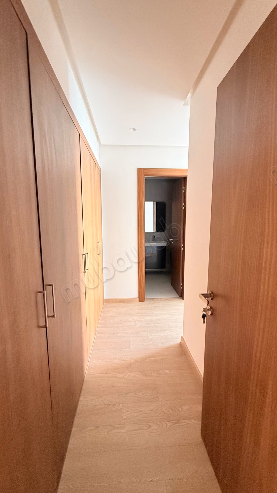 Très bel appartement en location à Souissi. 4 pièces. Antenne parabolique, résidence sécurisée