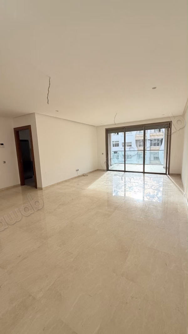 Très bel appartement en location à Souissi. 4 pièces. Antenne parabolique, résidence sécurisée