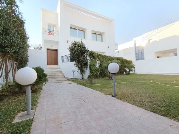 Villa avec un grand jardin