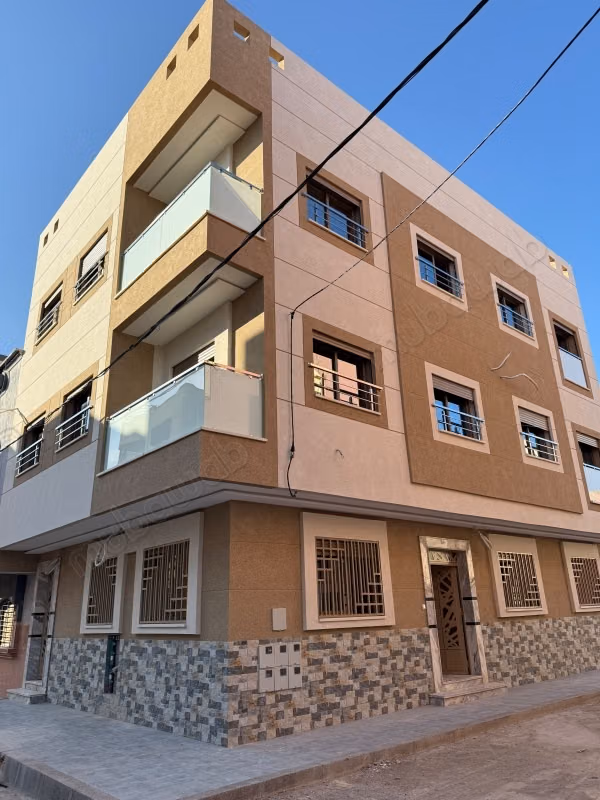 Superbe appartement à vendre à Saidia. Superficie totale de 66 m². Porte solide et antenne satellite