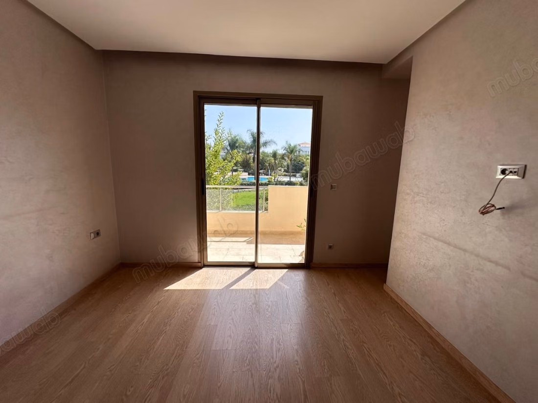 Bel appartement à la location à Ville Verte. 3 chambres agréables. Résidence avec piscine