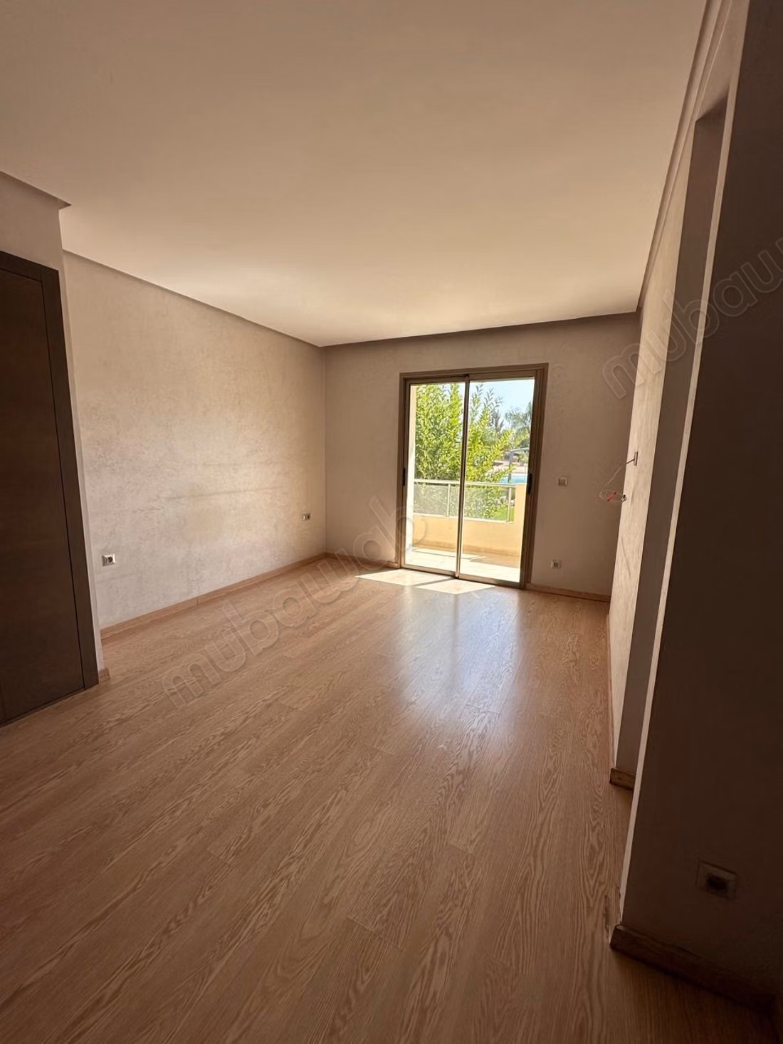 Bel appartement à la location à Ville Verte. 3 chambres agréables. Résidence avec piscine