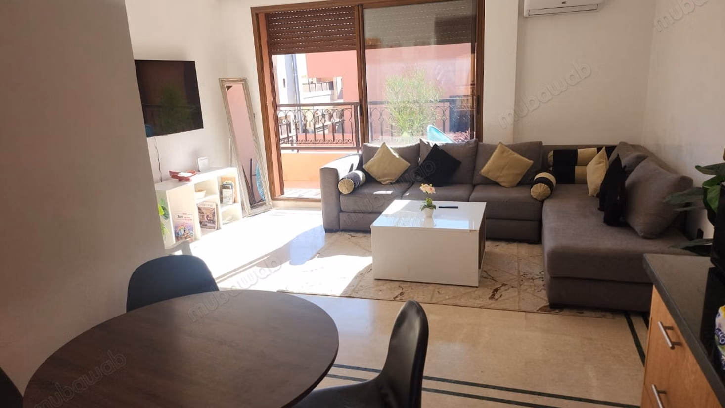 Très bel appartement en location à Guéliz. 
Surface totale 70 m². 
Bien meublé